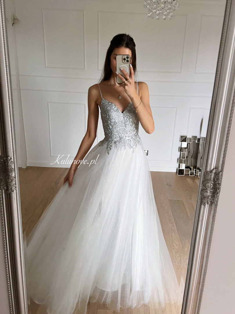 Rita- glittering princess type wedding dress with silver corset and brocade bottom - Kulunove image 4