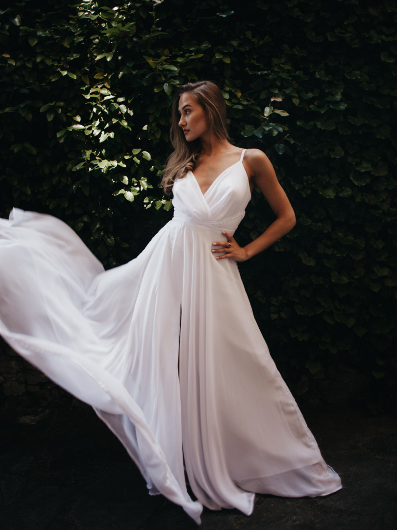 Francesca - zwiewna szyfonowa suknia ślubna na cienkich ramiączkach - Kulunove zdjęcie 1