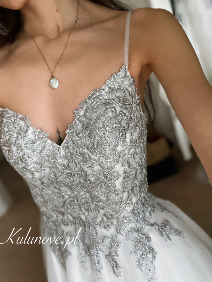 Rita- glittering princess type wedding dress with silver corset and brocade bottom - Kulunove image 3