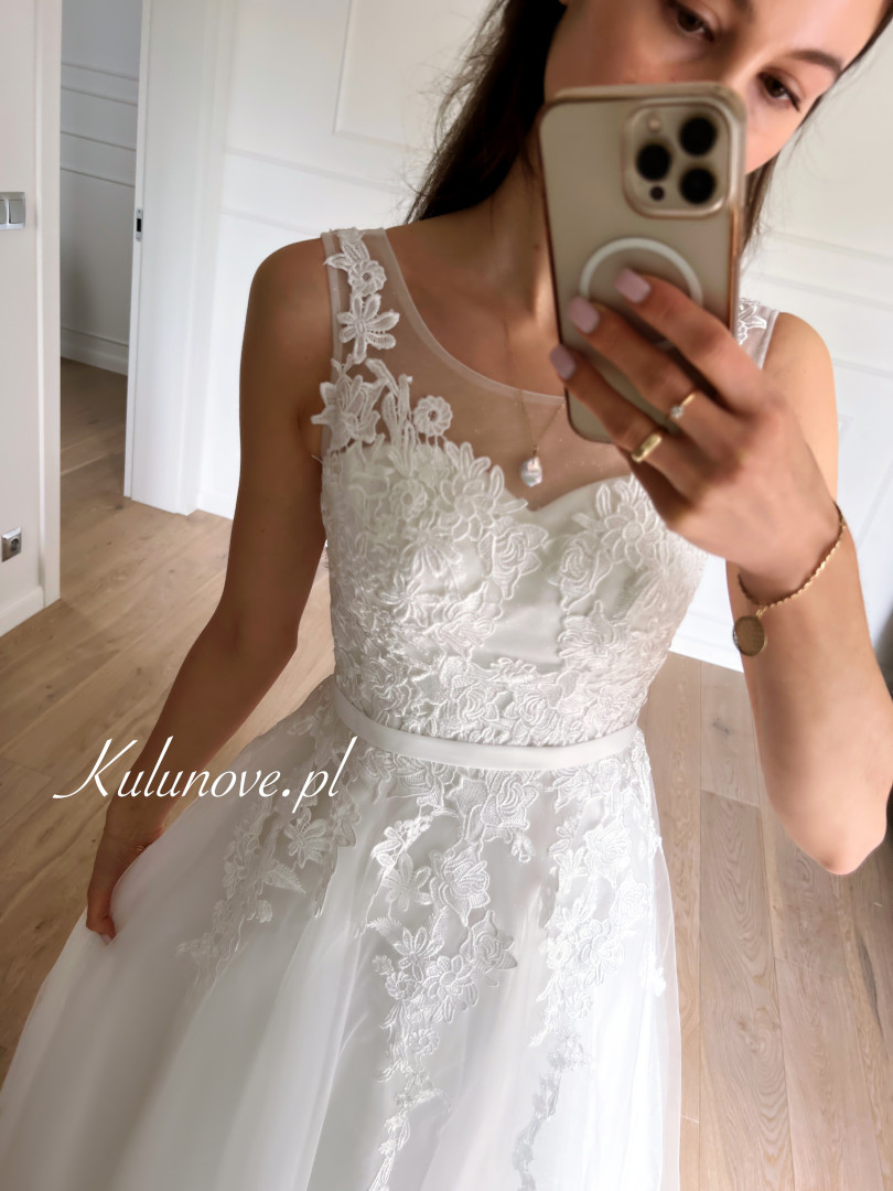 Anette - brocade lace wedding dress with tied corset - Kulunove image 2
