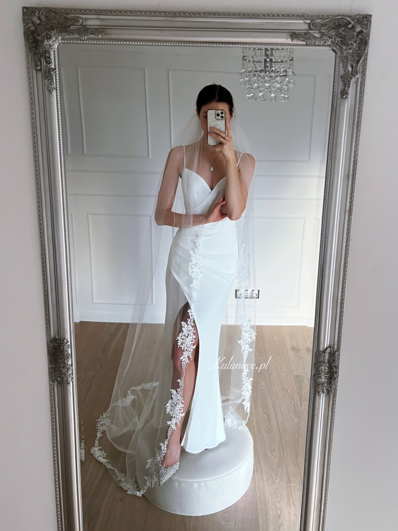 Mery - prosta biała sukienka na ramiączkach z kopertowym dekoltem - Kulunove zdjęcie 1