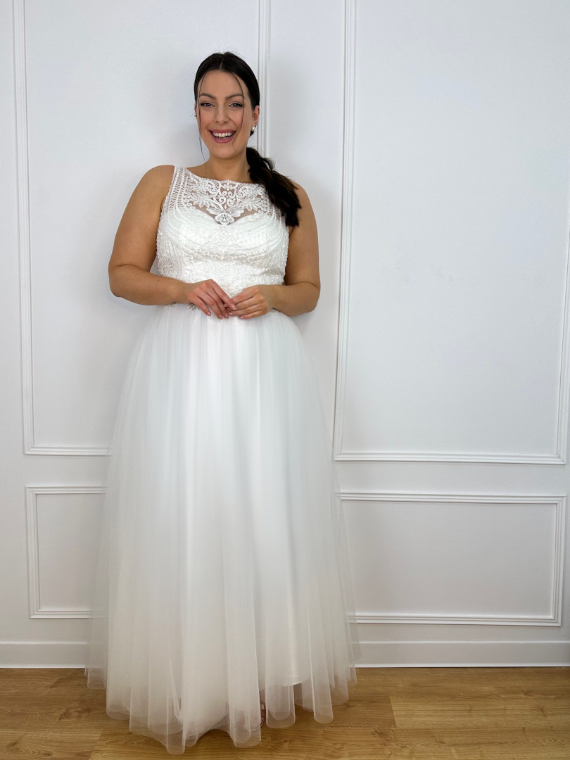 Carmen - tiulowa suknia ślubna z zabudowaną tłoczoną koronkową górą - Kulunove zdjęcie 3