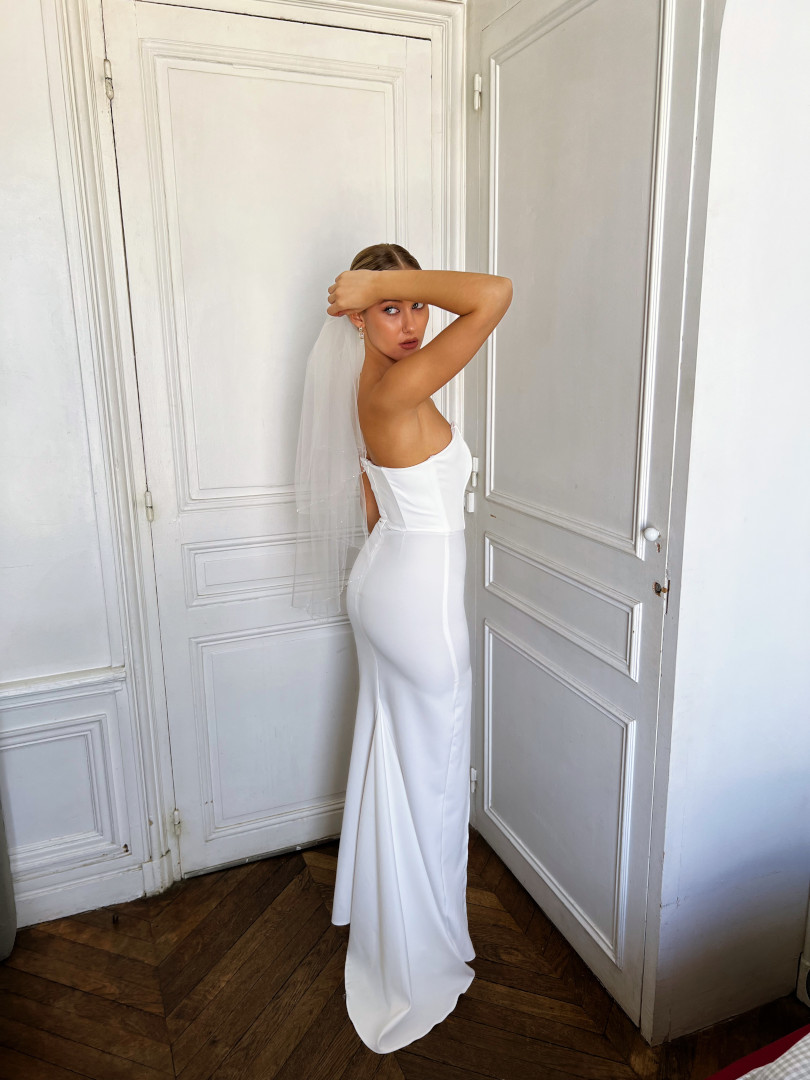 Rochelle - corseted fishnet wedding dress with a train with a fitted cut - Kulunove image 3