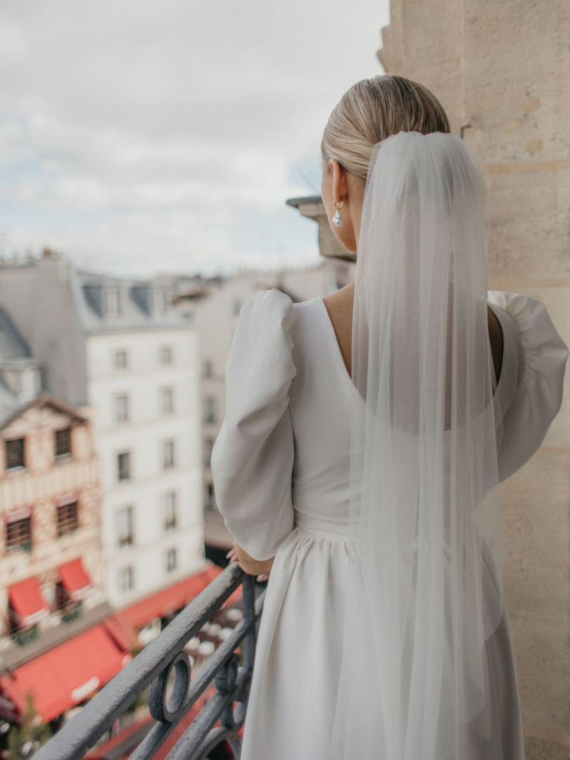 Smooth short wedding veil in cream, ecru color - Kulunove image 1