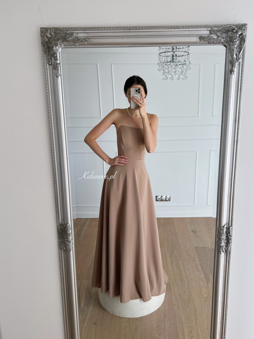 Hannah - klasyczna gorsetowa suknia maxi  w kolorze beżowym - Kulunove zdjęcie 1