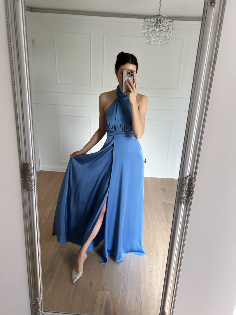 Ines - niebieska satynowa sukienka maxi z odkrytymi plecami i dekoltem halter - Kulunove zdjęcie 3