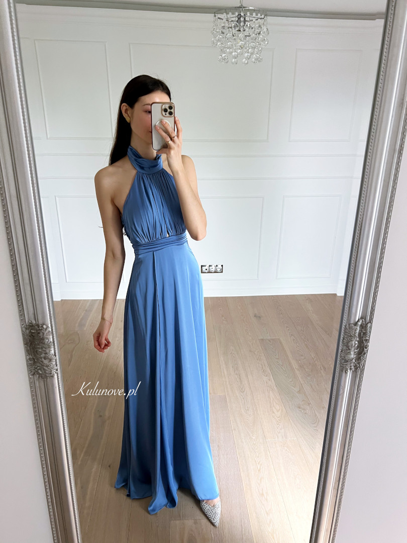 Ines - niebieska satynowa sukienka maxi z odkrytymi plecami i dekoltem halter - Kulunove zdjęcie 1