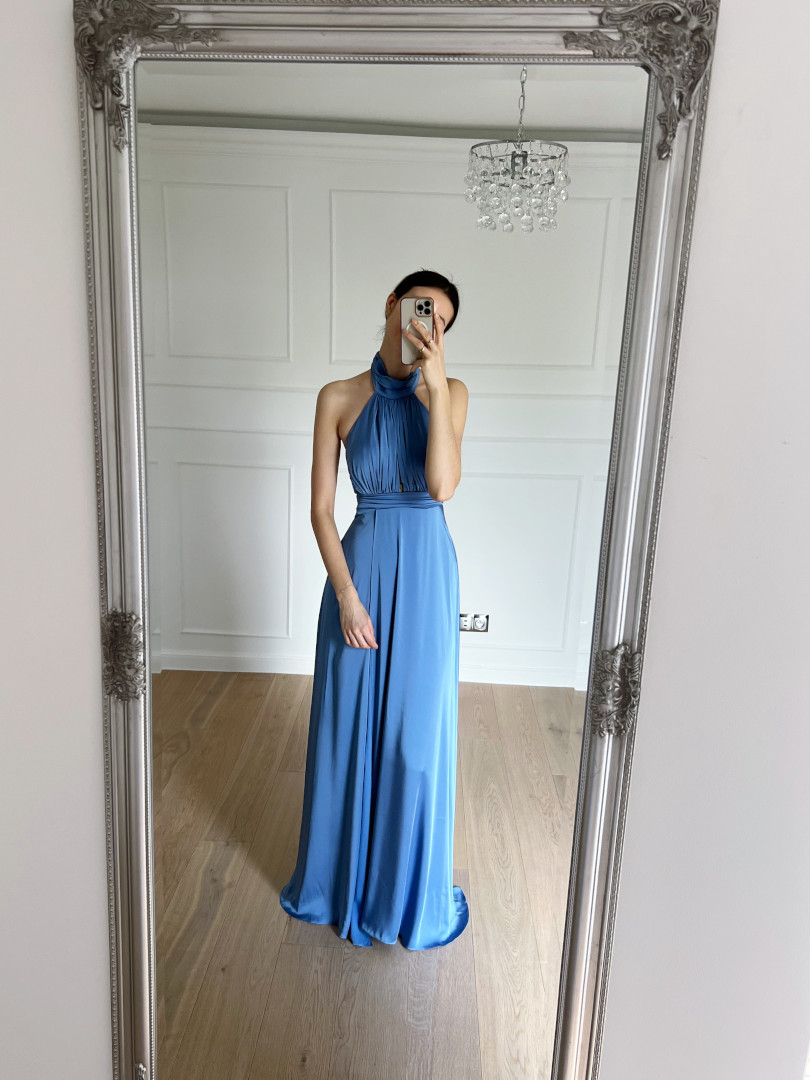 Ines - niebieska satynowa sukienka maxi z odkrytymi plecami i dekoltem halter - Kulunove zdjęcie 4