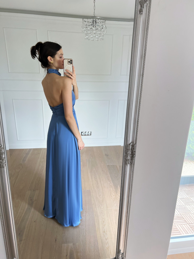 Ines - niebieska satynowa sukienka maxi z odkrytymi plecami i dekoltem halter - Kulunove zdjęcie 2