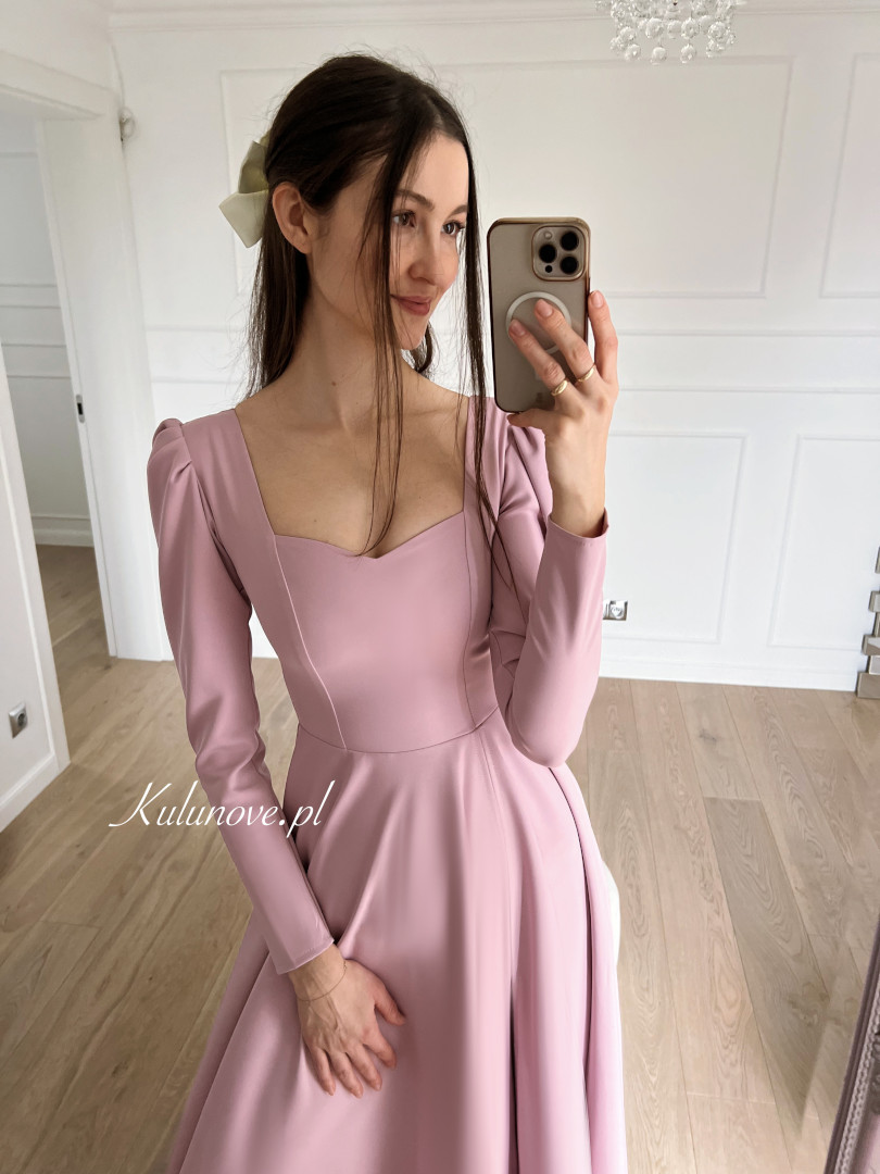 Julia - różowa długa sukienka w stylu retro z bufkami na długi rękaw - Kulunove zdjęcie 2
