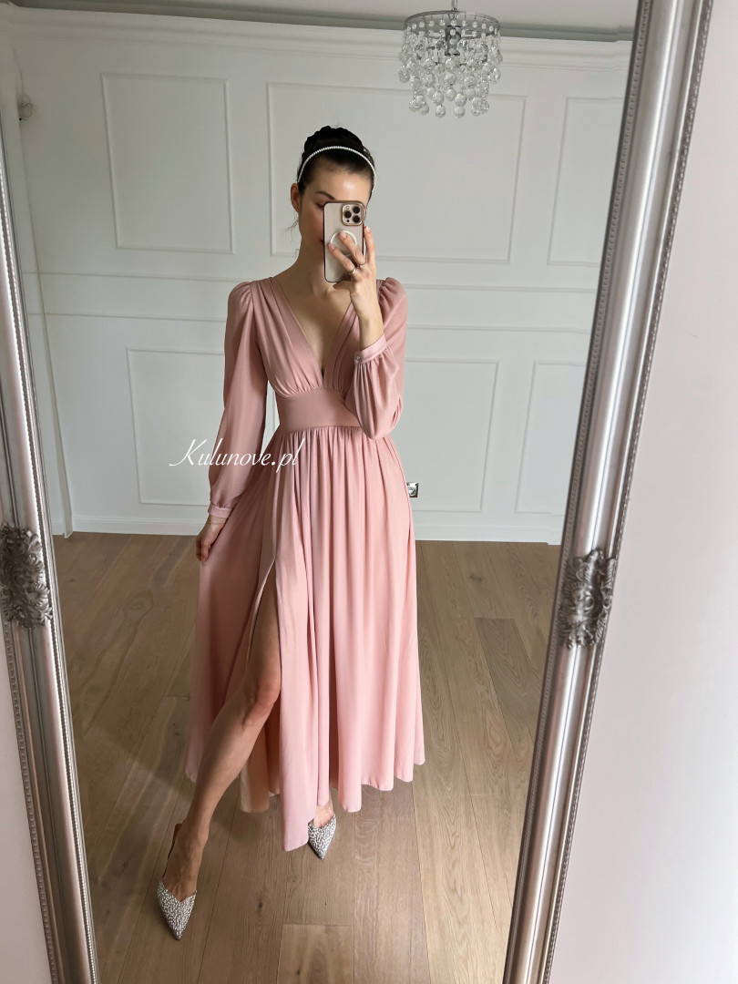Merida - długa suknia w kolorze łososiowo-różowym z długim szyfonowym rękawem - Kulunove zdjęcie 2
