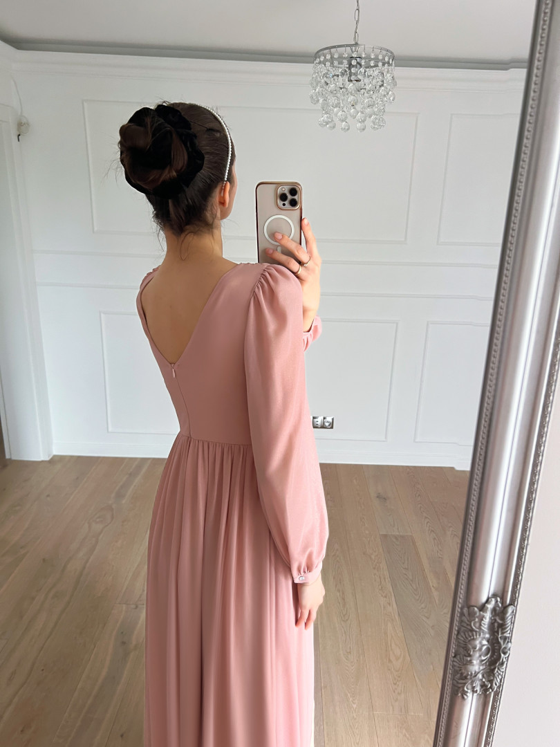 Merida - długa suknia w kolorze łososiowo-różowym z długim szyfonowym rękawem - Kulunove zdjęcie 4