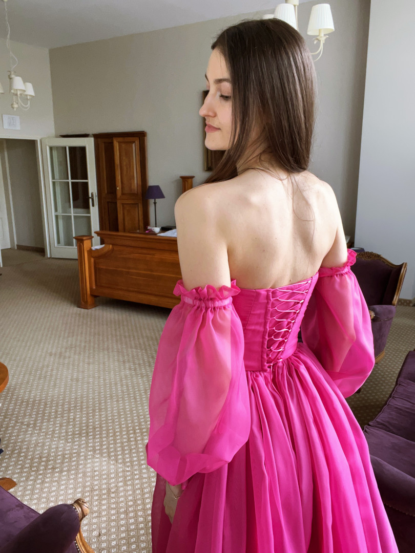 Roma midi - corseted short dress in fuchsia color with buff sleeves - Kulunove image 2