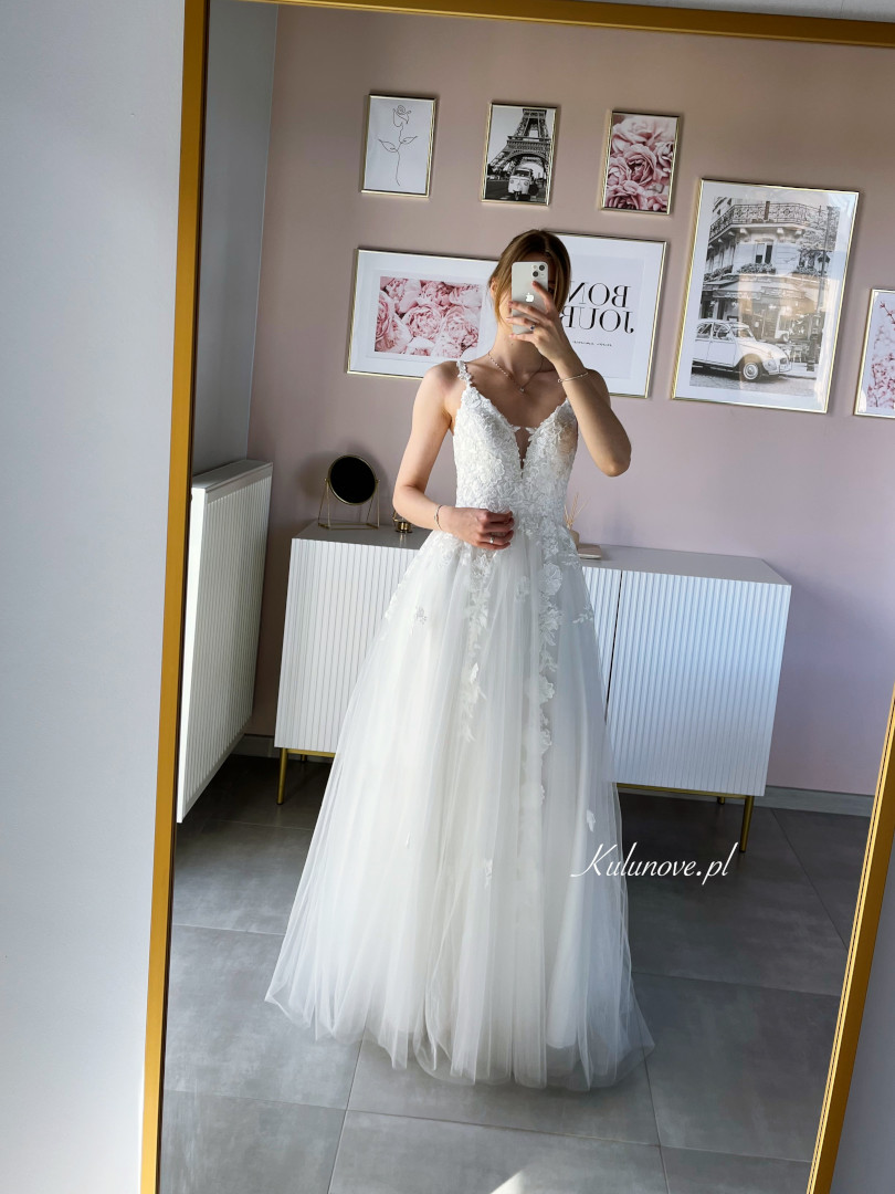 Rosalie - śmietankowa suknia ślubna na ramiączkach z koronkowymi wstawkami - Kulunove zdjęcie 3