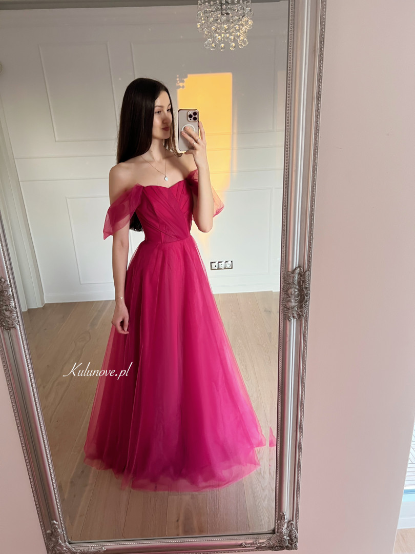 Selena - długa gorsetowa suknia tiulowa w kolorze fuksji z opadającym rękawem - Kulunove zdjęcie 4