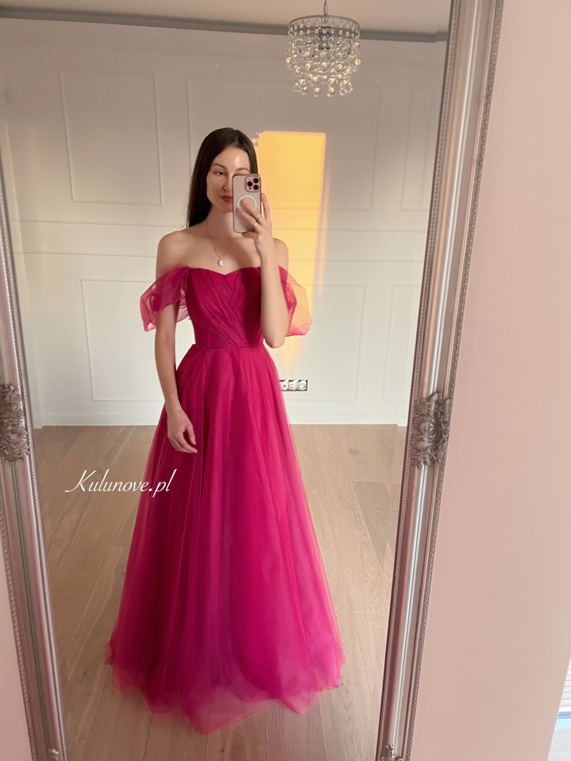 Selena - długa gorsetowa suknia tiulowa w kolorze fuksji z opadającym rękawem - Kulunove zdjęcie 2