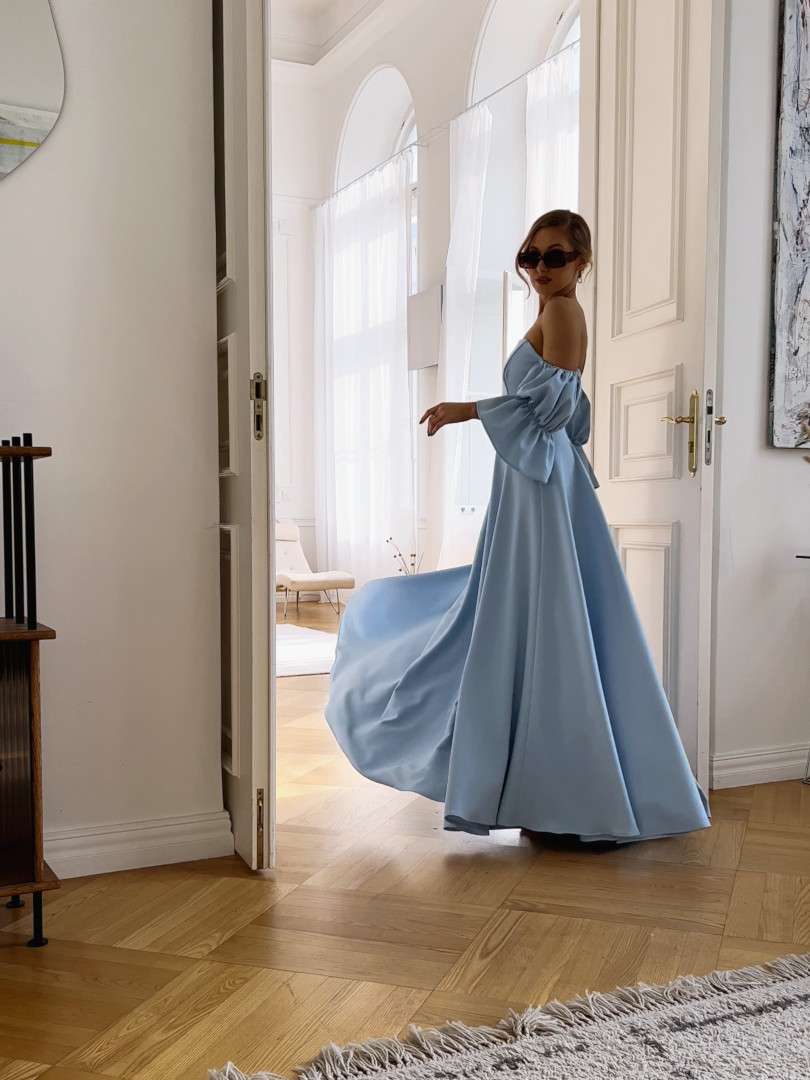 Seniorita - długa błękitna sukienka hiszpanka z odkrytymi ramionami - Kulunove zdjęcie 1