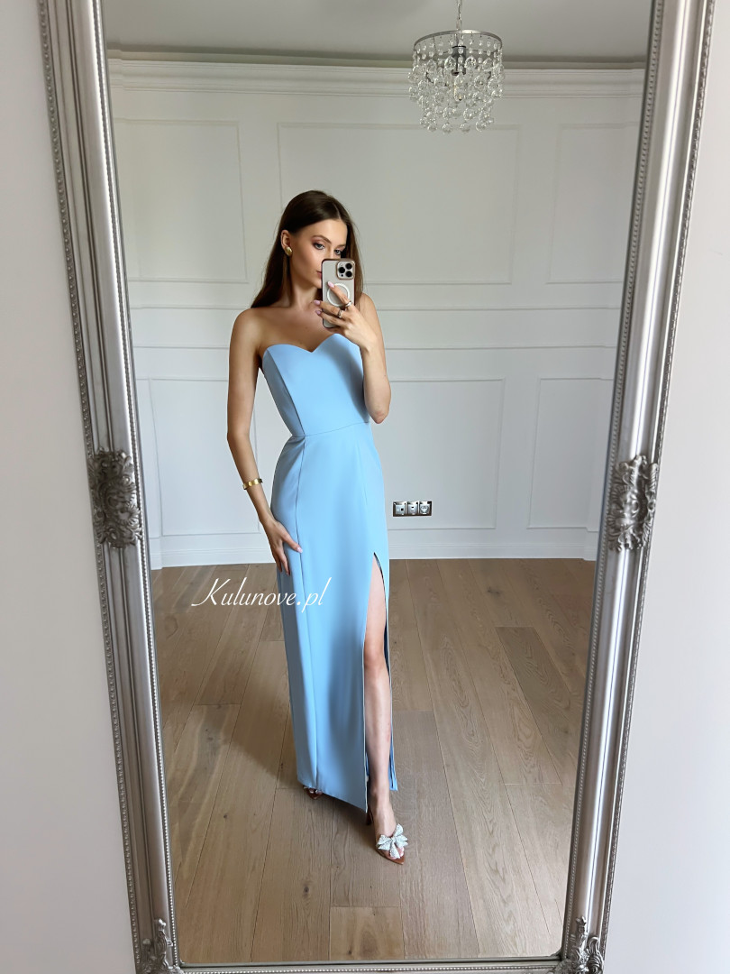 Leandra błękitna - ołówkowa długa sukienka z dekoltem serduszko i z odkrytymi ramionami  - Kulunove zdjęcie 3