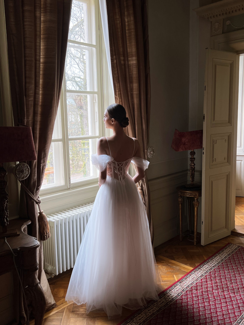 Vaiana - gorsetowa suknia ślubna księżniczka z opadającymi tiulowymi rękawkami - Kulunove zdjęcie 2