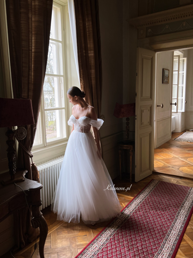 Vaiana - gorsetowa suknia ślubna księżniczka z opadającymi tiulowymi rękawkami - Kulunove zdjęcie 4