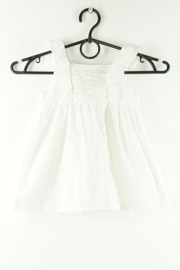 Sukienka biała w wyszywane kwiatki - FRED & FLO zdjęcie 1