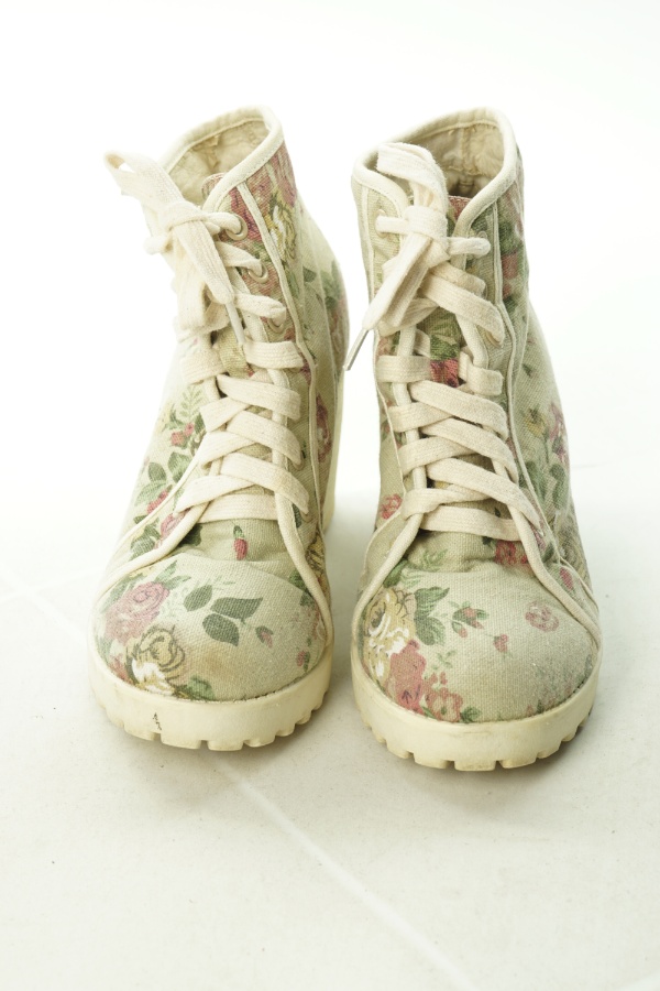 Pantofle beżowe na obcasie w kwiaty - BLONDE BLONDE zdjęcie 2