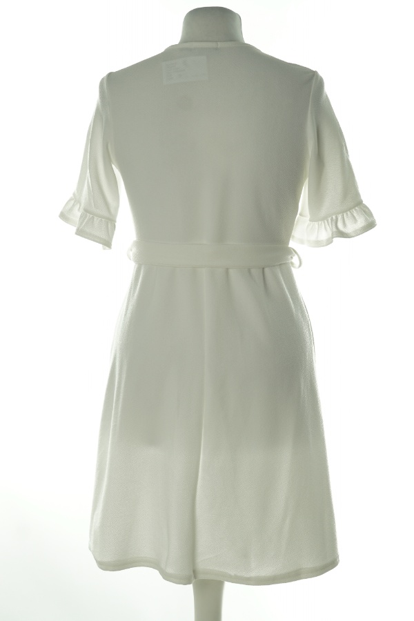 Sukienka biała z paskiem - BOOHOO zdjęcie 2