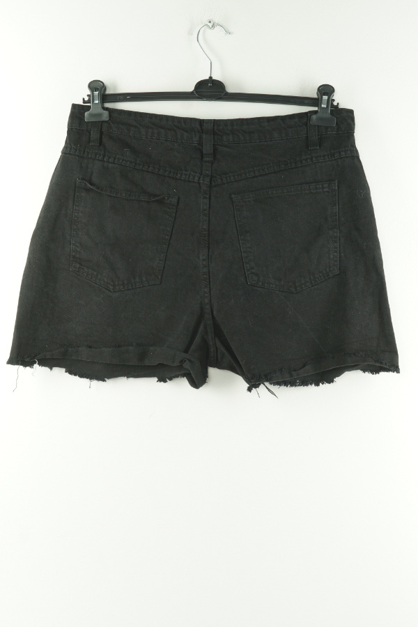 Krótkie spodenki czarne jeansowe z dziurami - PRETTYLITTLETHING zdjęcie 2