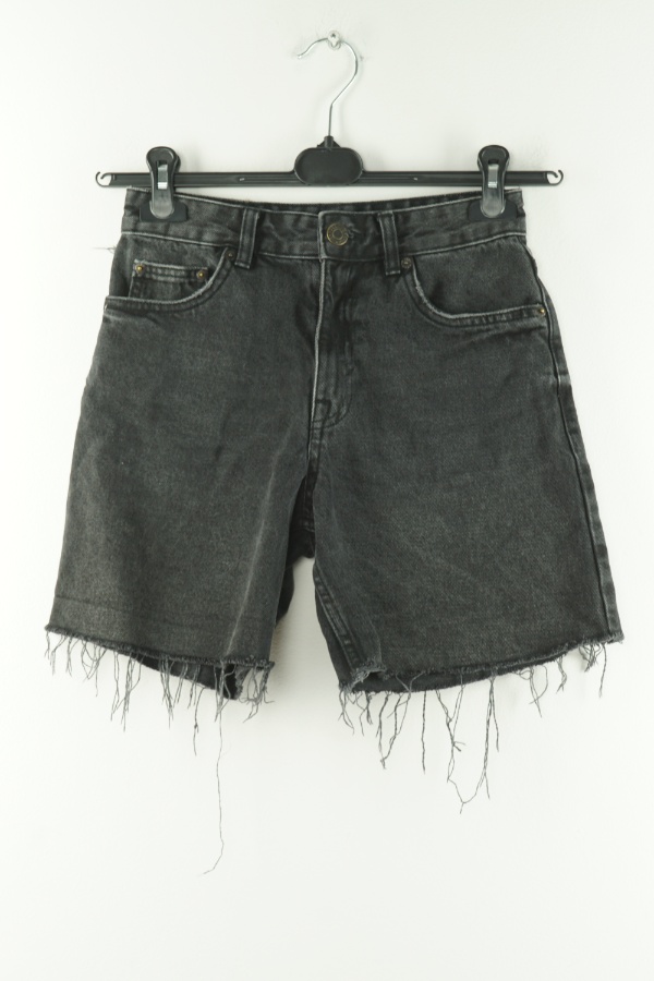 Krótkie spodenki jeansowe szare z poszarpanym dołem - PULL&BEAR zdjęcie 1