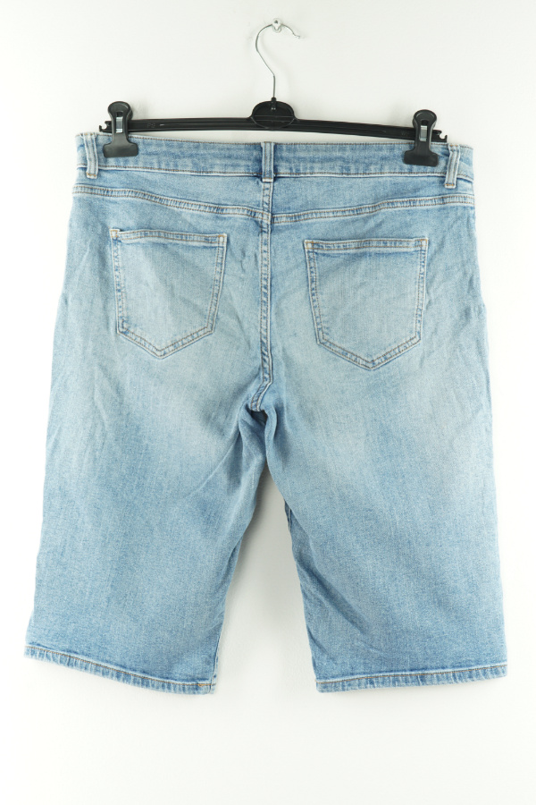 Krótkie spodenki niebieskie jeansowe za kolano - TU zdjęcie 2