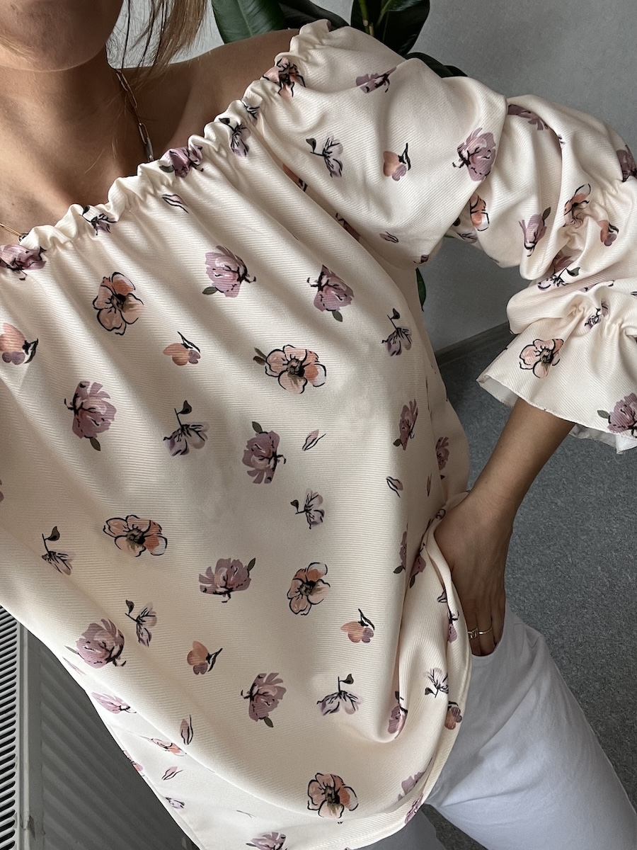 Bluzka hiszpanka - beżowa w kwiaty  zdjęcie 2