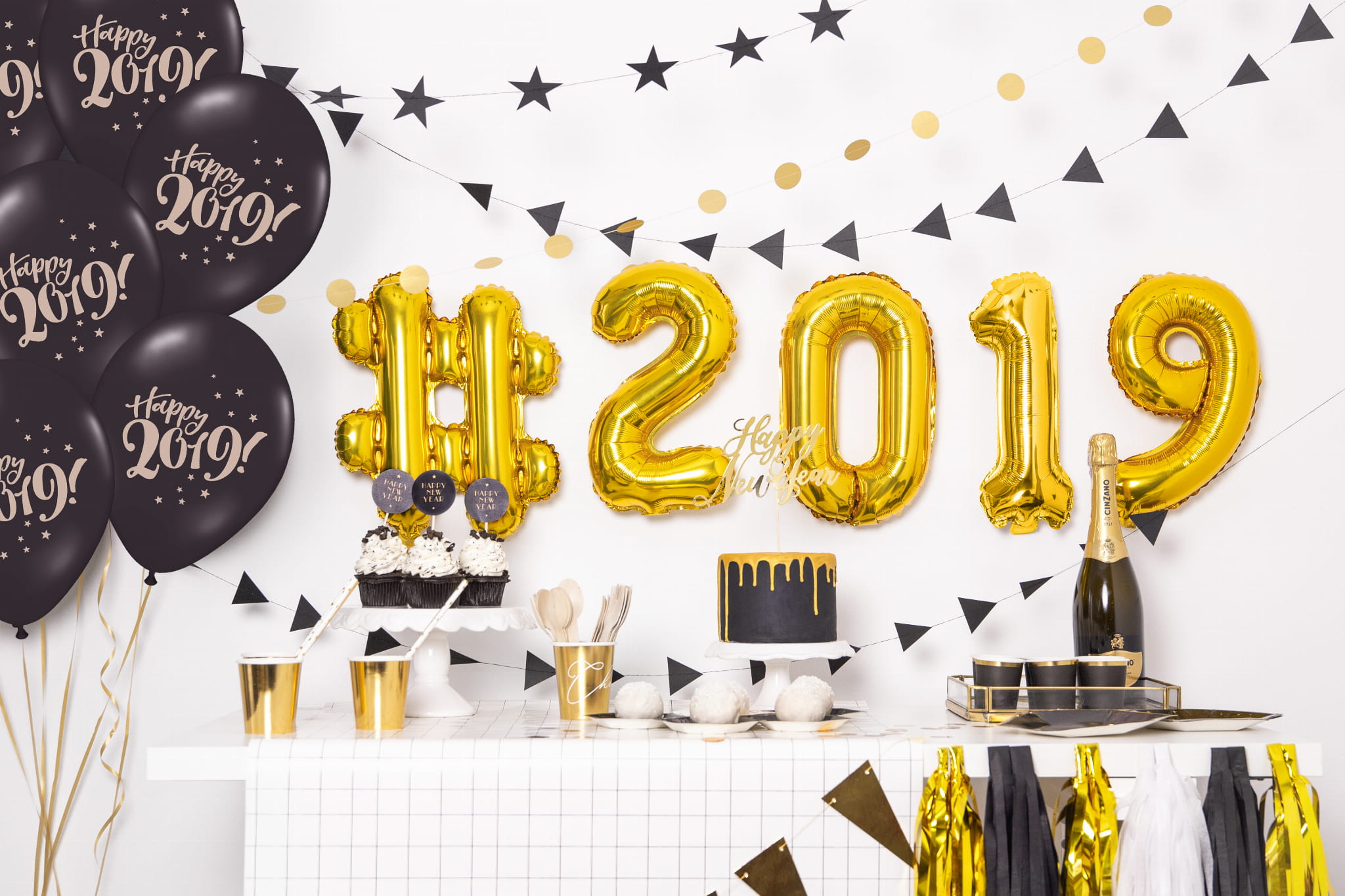 Balon foliowy Cyfra ''2'', 35cm, złoty - PartyDeco zdjęcie 3
