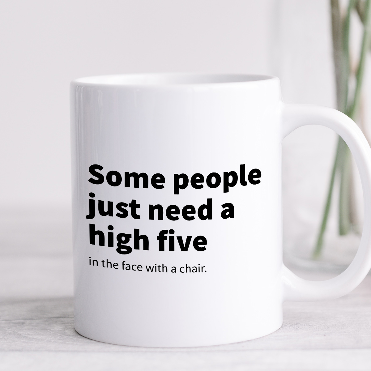 Kubek z nadrukiem "Some people just need a high five (in the face with a chair)" zdjęcie 3