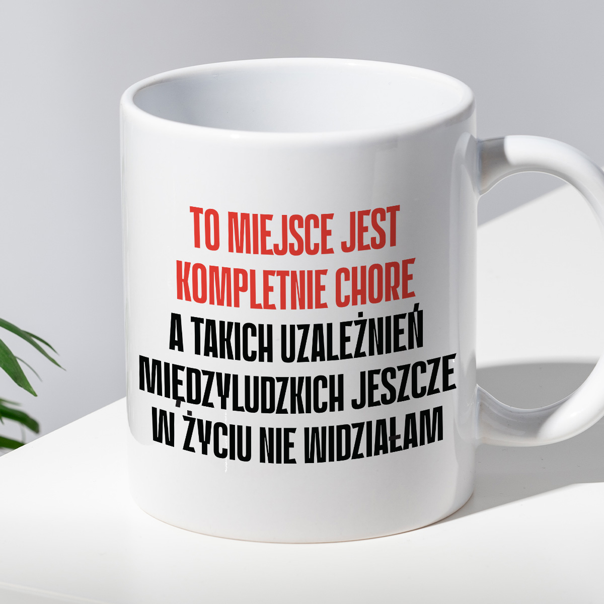 Kubek z nadrukiem "To miejsce jest kompletnie chore, a takich uzależnień międzyludzkich jeszcze w życiu nie widziałam" cytat M. Gessler zdjęcie 2