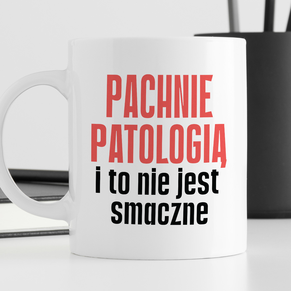 Kubek z nadrukiem "Pachnie patologią i to nie jest smaczne" cytat M. Gessler zdjęcie 4