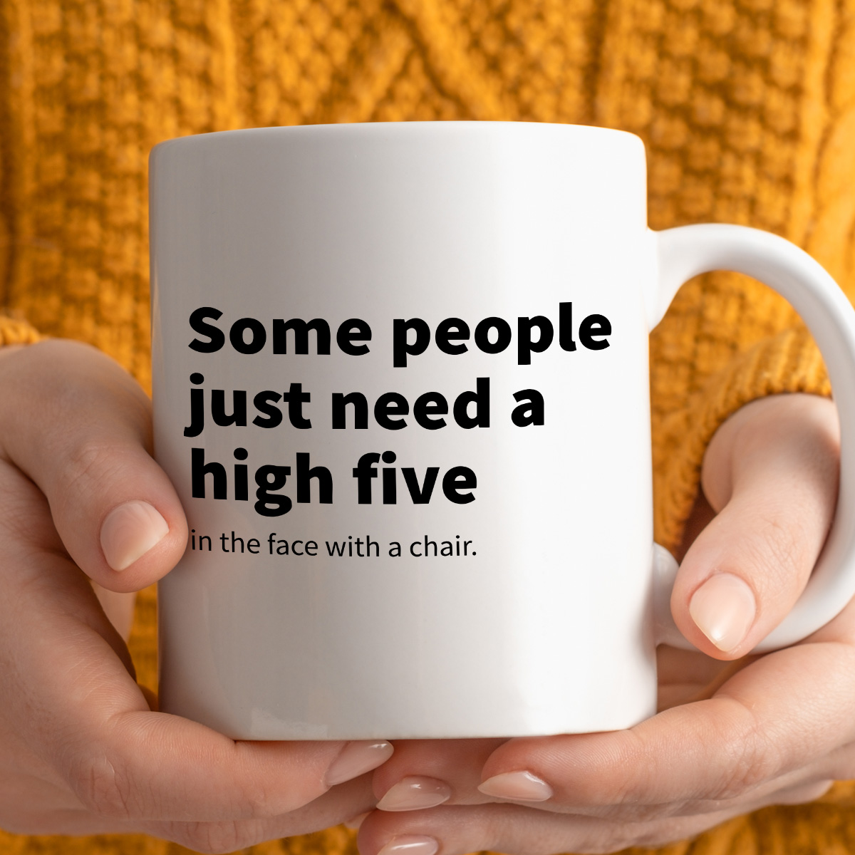 Kubek z nadrukiem "Some people just need a high five (in the face with a chair)" zdjęcie 4