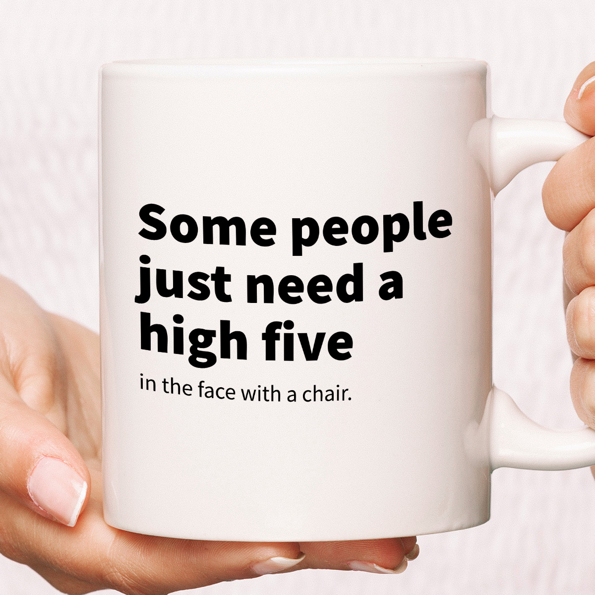 Kubek z nadrukiem "Some people just need a high five (in the face with a chair)" zdjęcie 1