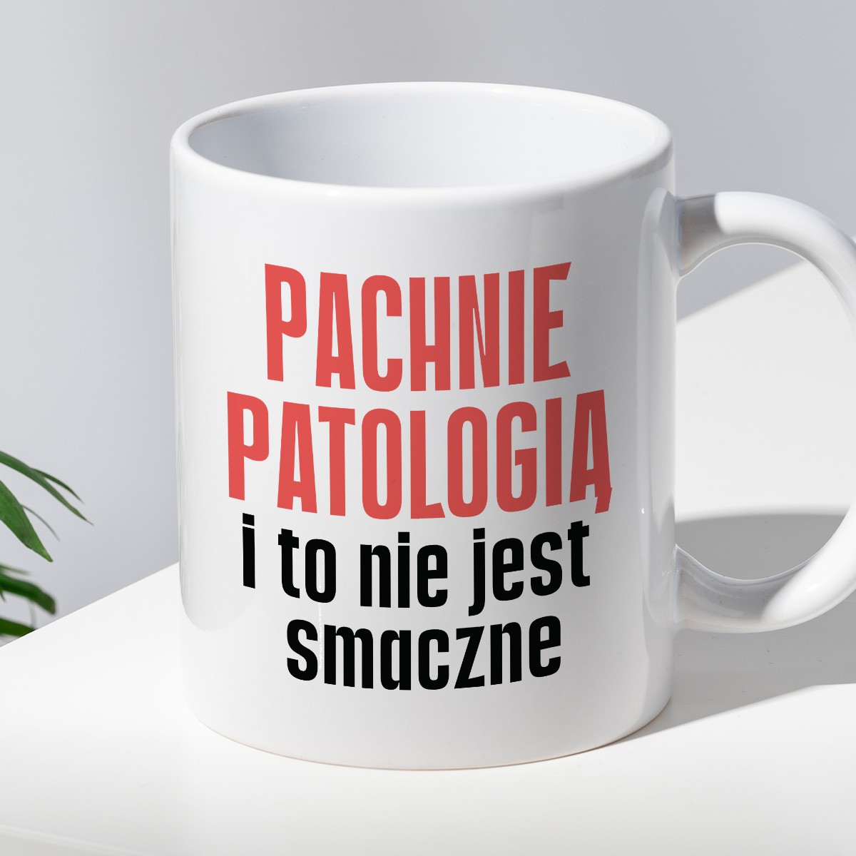 Kubek z nadrukiem "Pachnie patologią i to nie jest smaczne" cytat M. Gessler zdjęcie 2