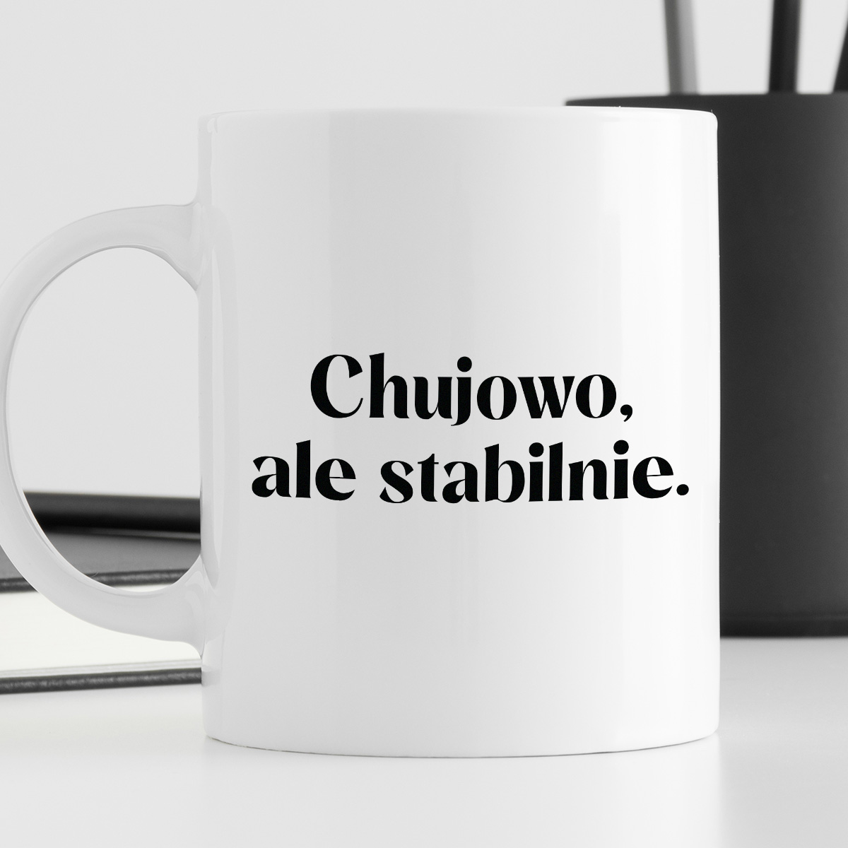 Kubek z nadrukiem "Chujowo, ale stabilnie." 330 ml zdjęcie 4