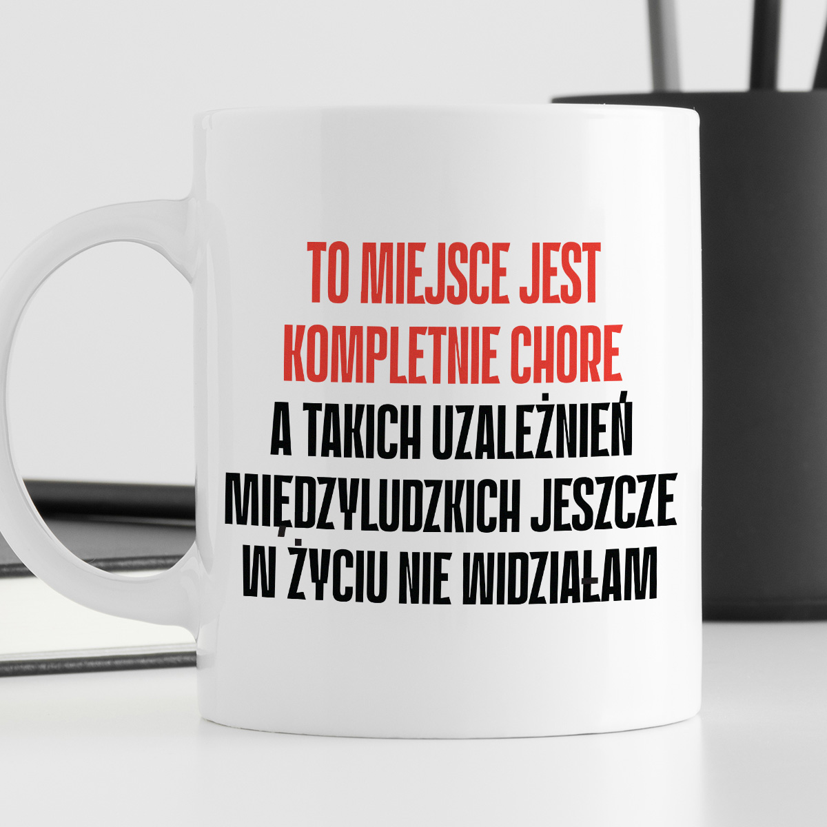 Kubek z nadrukiem "To miejsce jest kompletnie chore, a takich uzależnień międzyludzkich jeszcze w życiu nie widziałam" cytat M. Gessler zdjęcie 4