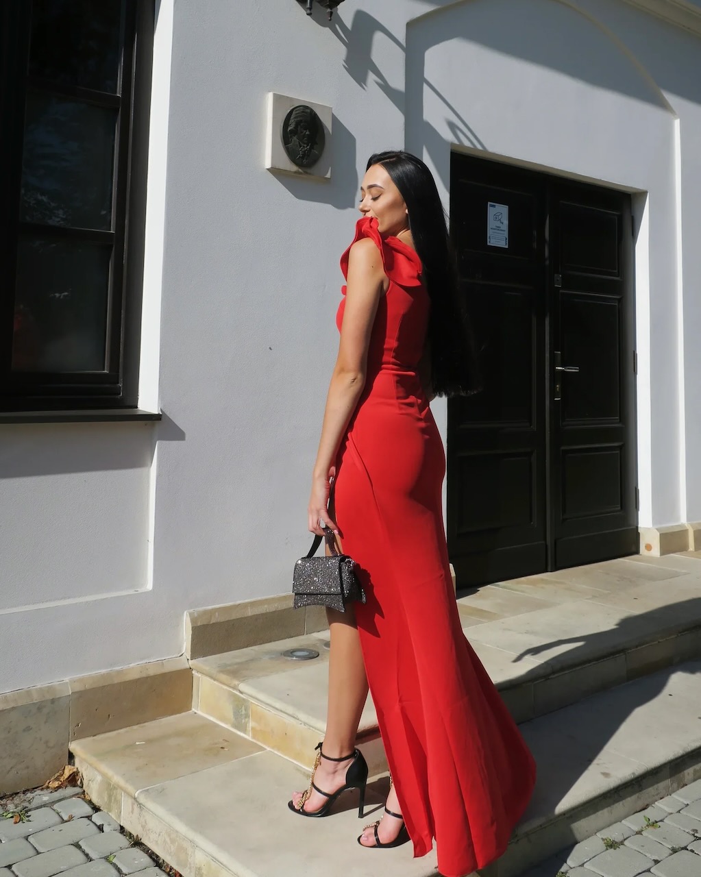 Valeria - czerwona sukienka elegancka maxi z falbanką na jedno ramię - Mekko zdjęcie 1