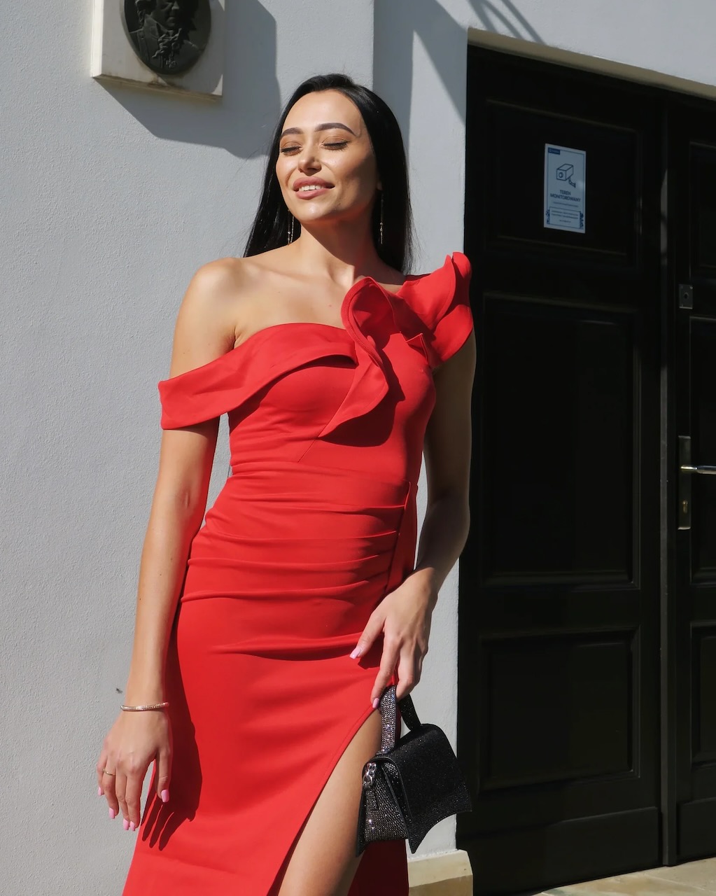Valeria - czerwona sukienka elegancka maxi z falbanką na jedno ramię - Mekko zdjęcie 2