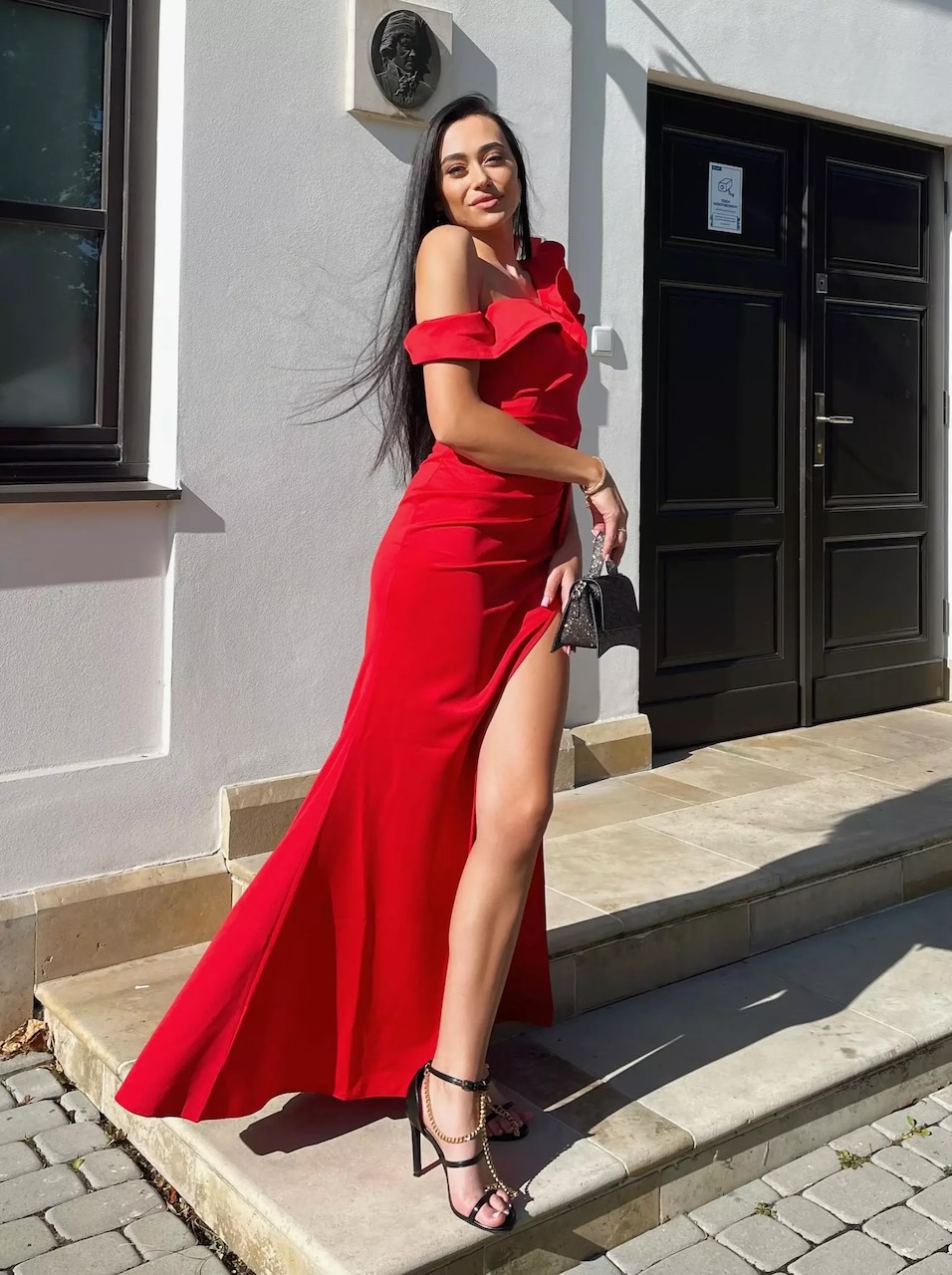 Valeria - czerwona sukienka elegancka maxi z falbanką na jedno ramię - Mekko zdjęcie 4