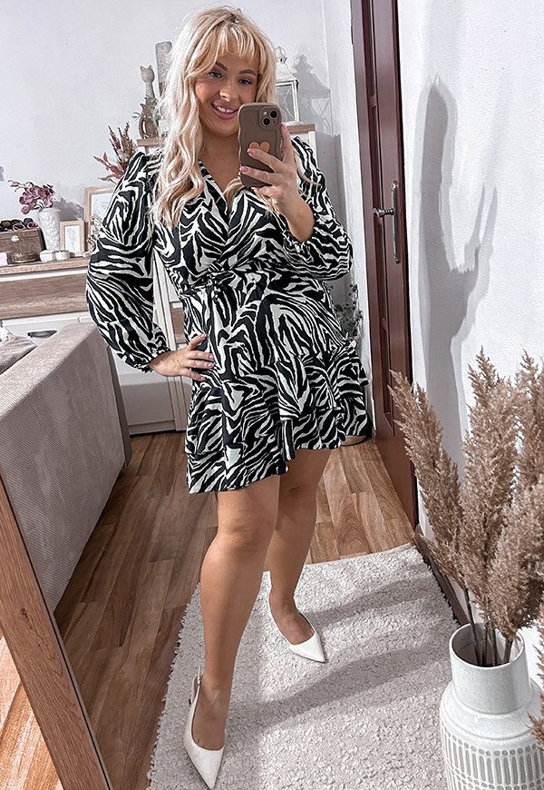 MIA II SUKIENKA PLUS SIZE Z DŁUGIM RĘKAWEM PRZED KOLANO Z FALBANĄ. BIAŁO/CZARNA ZEBRA 03 - włoski zdjęcie 4