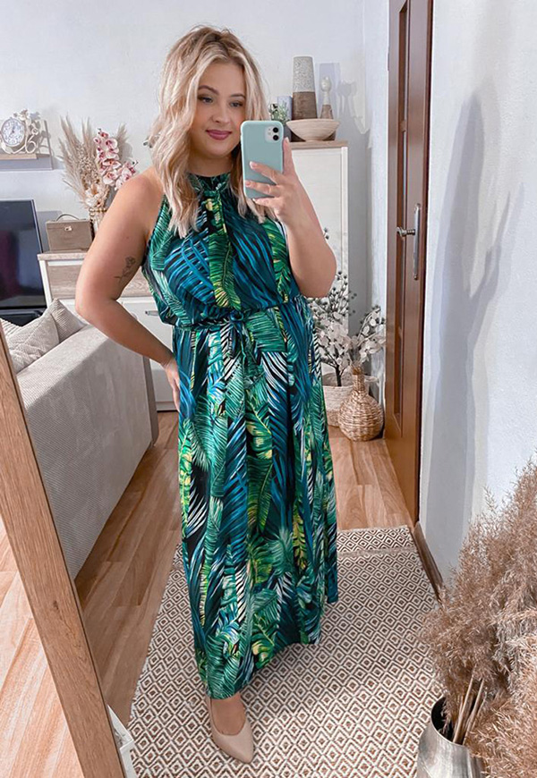 NAOMI DŁUGA SUKIENKA PLUS SIZE NA RAMIĄCZKACH WE WZORY. ZIELONE LIŚCIE 02 - produkt import zdjęcie 3