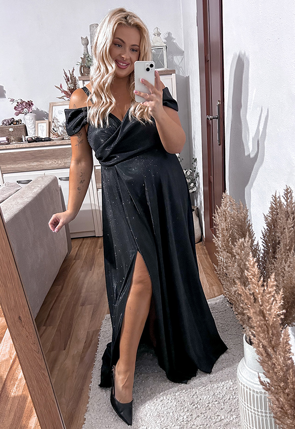 VIKTORIA SHINE MAXI SUKIENKA BŁYSZCZĄCA DŁUGA Z OZDOBNYMI RAMIĄCZKAMI PLUS SIZE. CZARNA - produkt polski zdjęcie 2