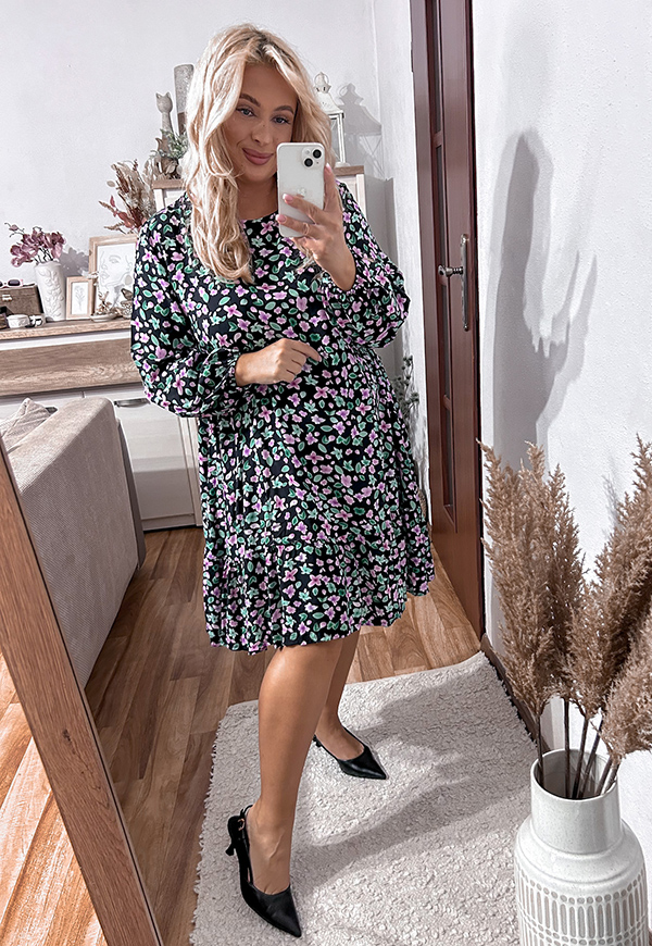 JULIA SUKIENKA PLUS SIZE PRZED KOLANO O FASONIE OVERSIZE. CZARNA W FIOLETOWE KWIATY 01 - włoski zdjęcie 1