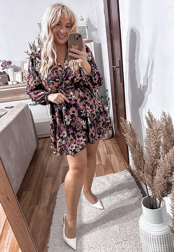 PEONY II SUKIENKA PLUS SIZE PRZED KOLANO Z DŁUGIM RĘKAWEM W KWIATY. CZARNO/FIOLETOWA 13 - włoski zdjęcie 4