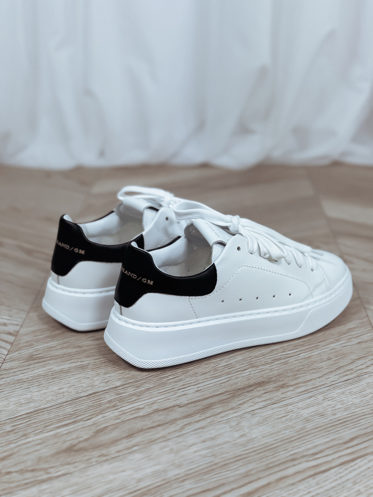 Sneakersy ze skóry naturalnej biało/czarne MALVIN ♡ zdjęcie 1