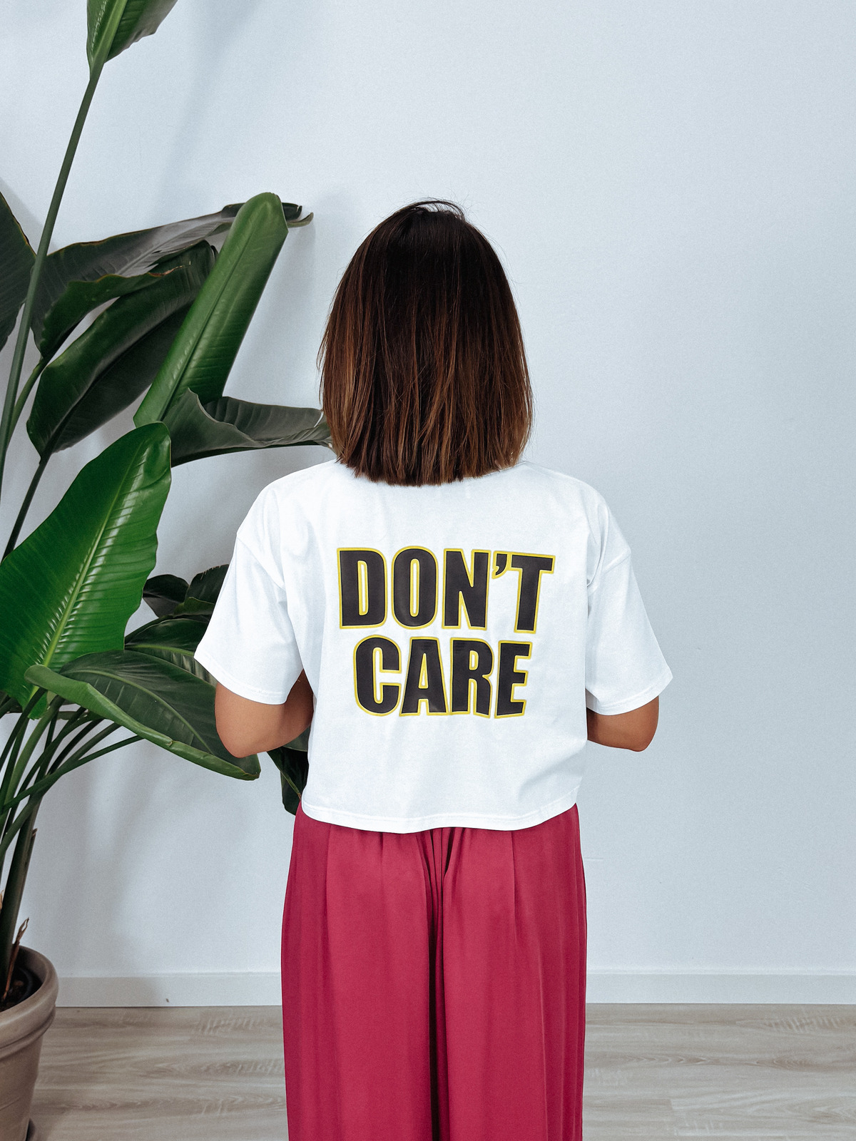 Krótszy t-shirt premium biały DON'T CARE ♡ zdjęcie 2